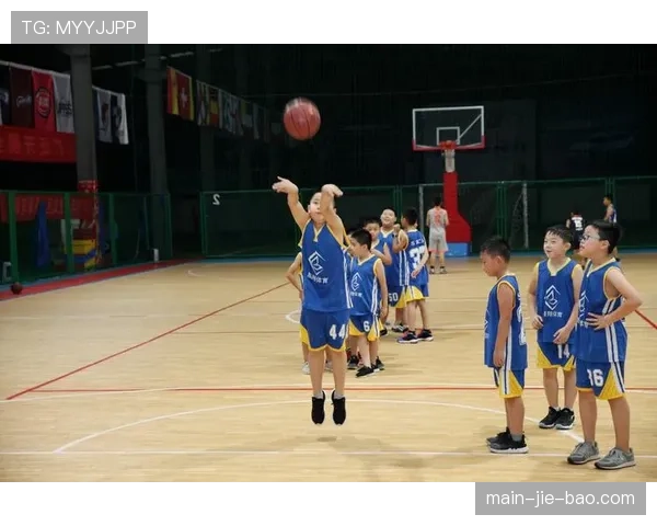 群众体育:青少年篮球训练营引入“智能防守背心”,即时反馈低位防守站位正确性 群众体育:青少年篮球训练营引入“智能防守背心”,即时反馈低位防守站位正确性